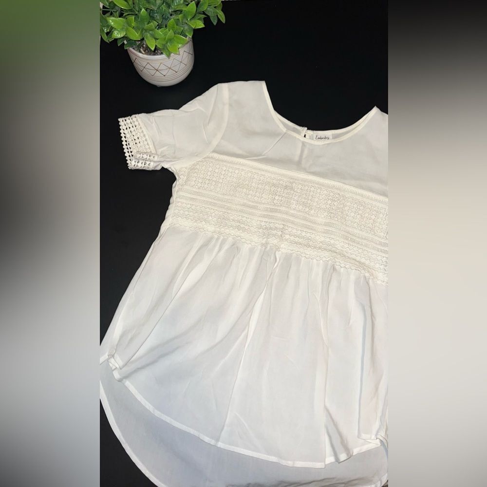 Emberley light Ivory Flowy Blouse w/ Lace details And Scoop neck Size Medium